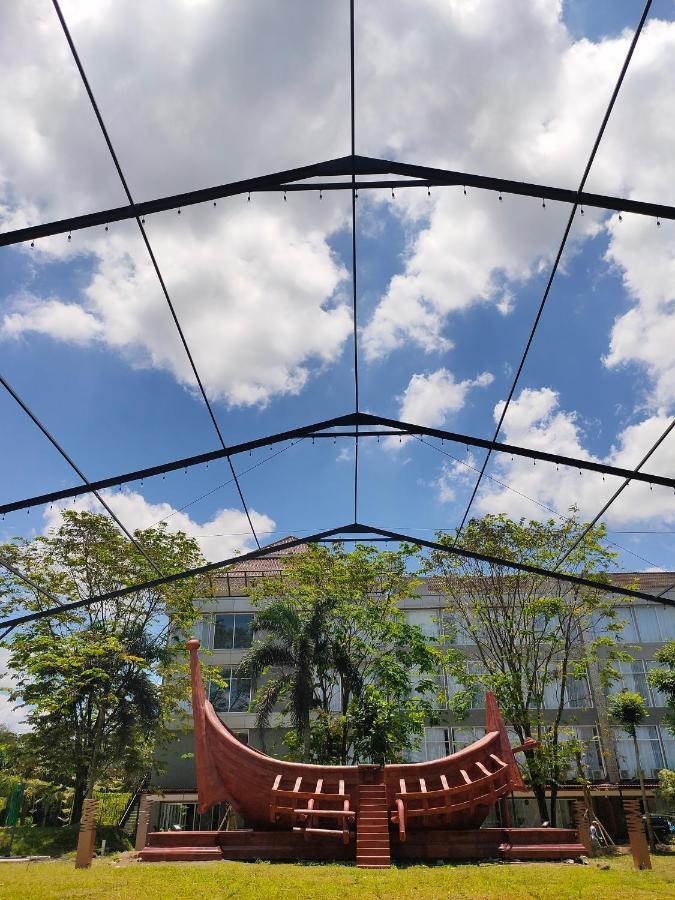 מלון סלמן Ramada By Wyndham Yogyakarta מראה חיצוני תמונה