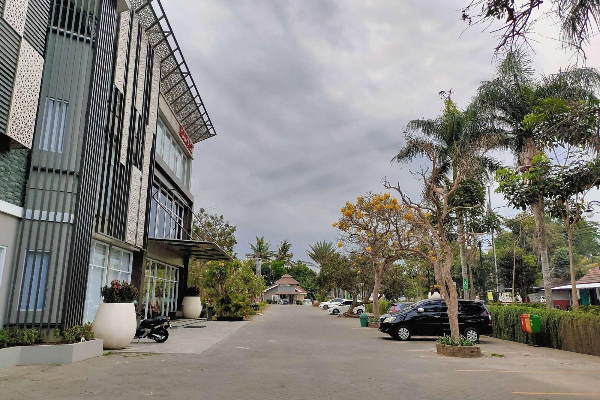 מלון סלמן Ramada By Wyndham Yogyakarta מראה חיצוני תמונה